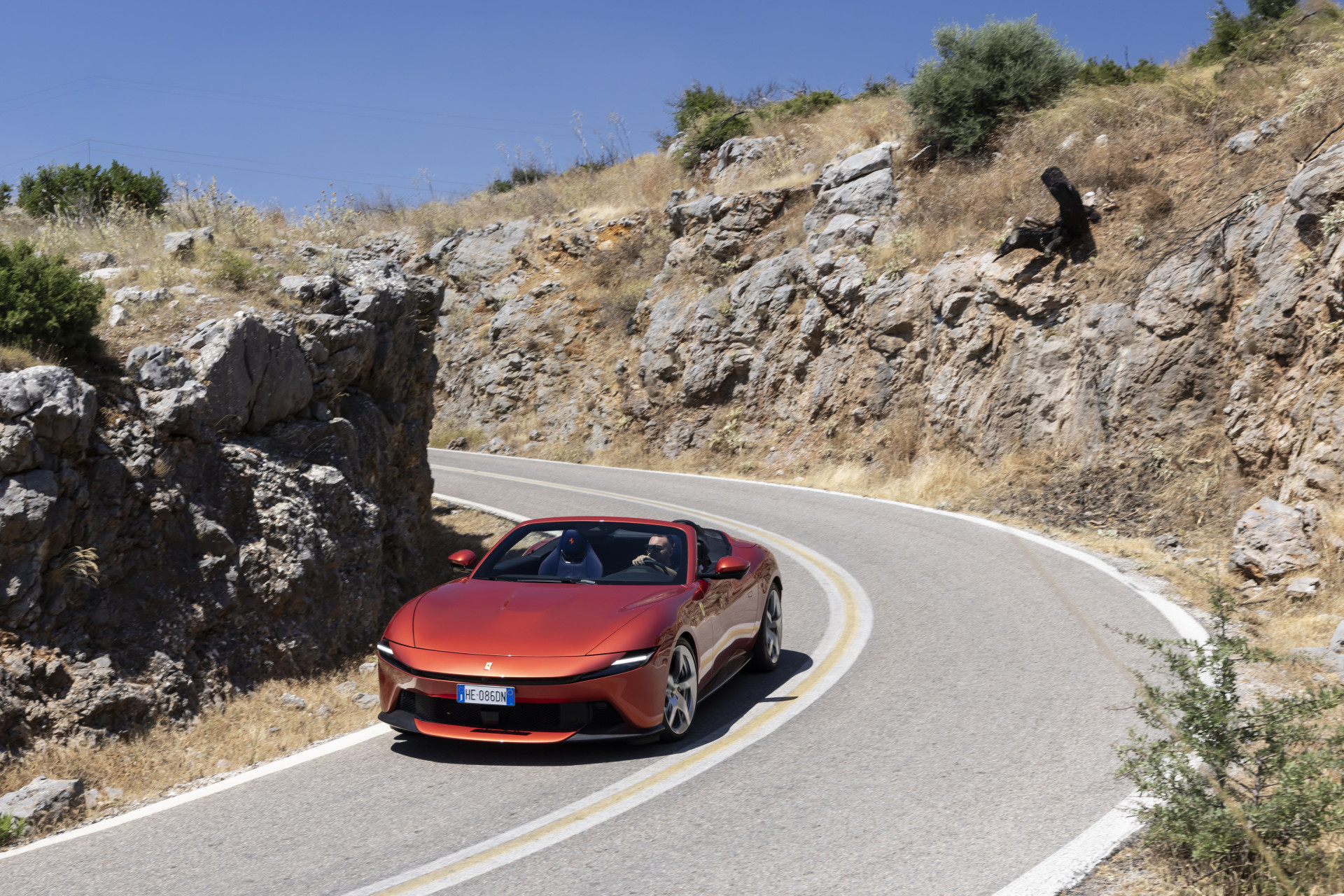 Review Ferrari Amalfi Spider (2026)