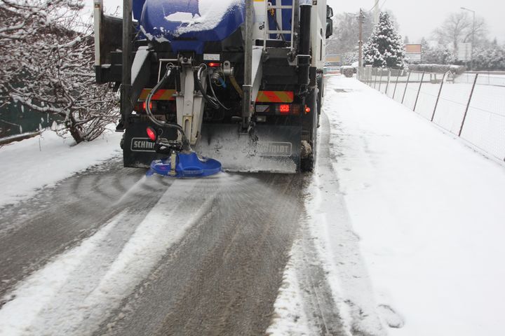 Verglas : le sel déversé sur les routes est-il nocif pour l'environnement ?