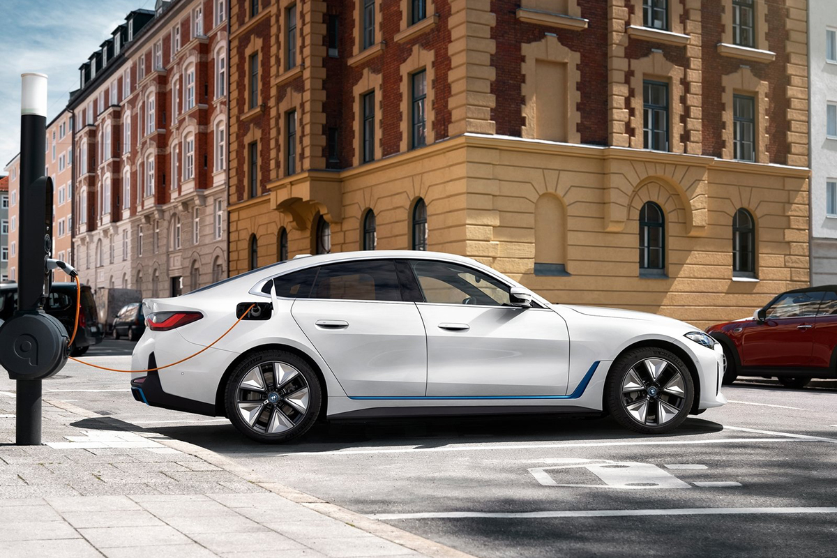 2022 BMW i4 eDrive40 Charging 200 kW