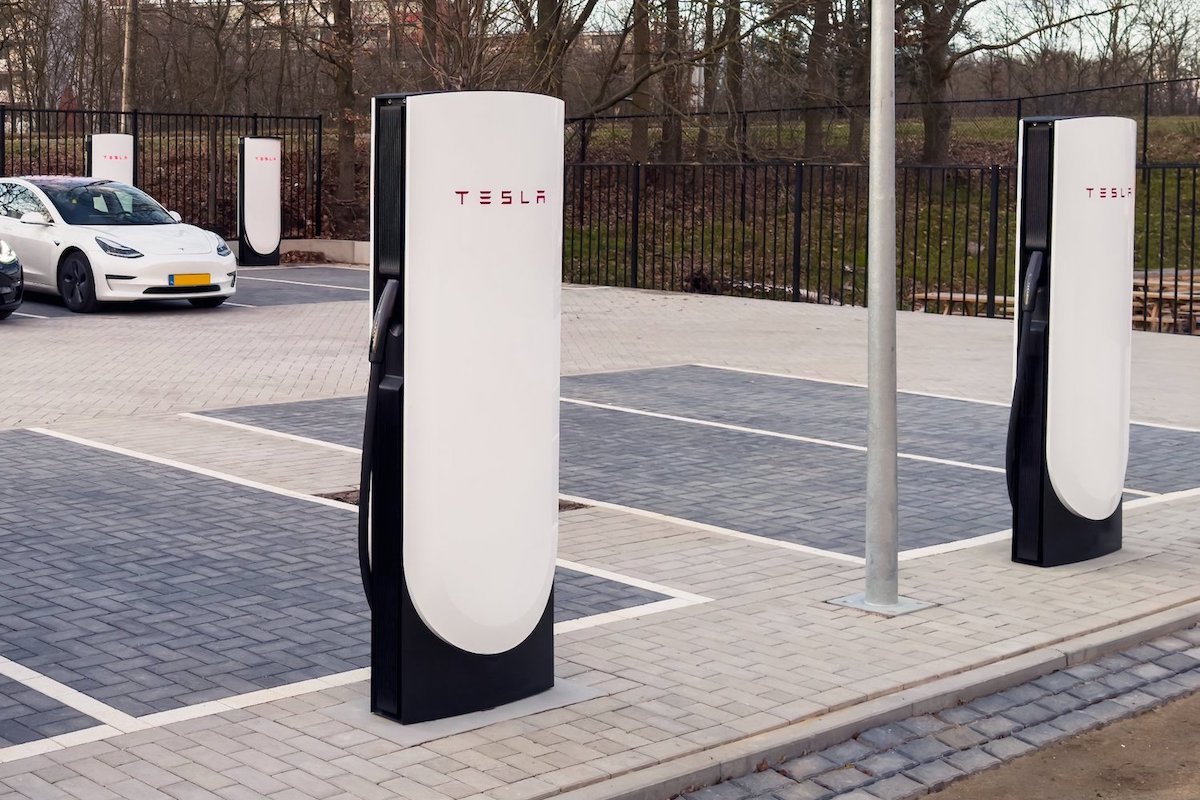 2023 - Tesla Supercharger V4