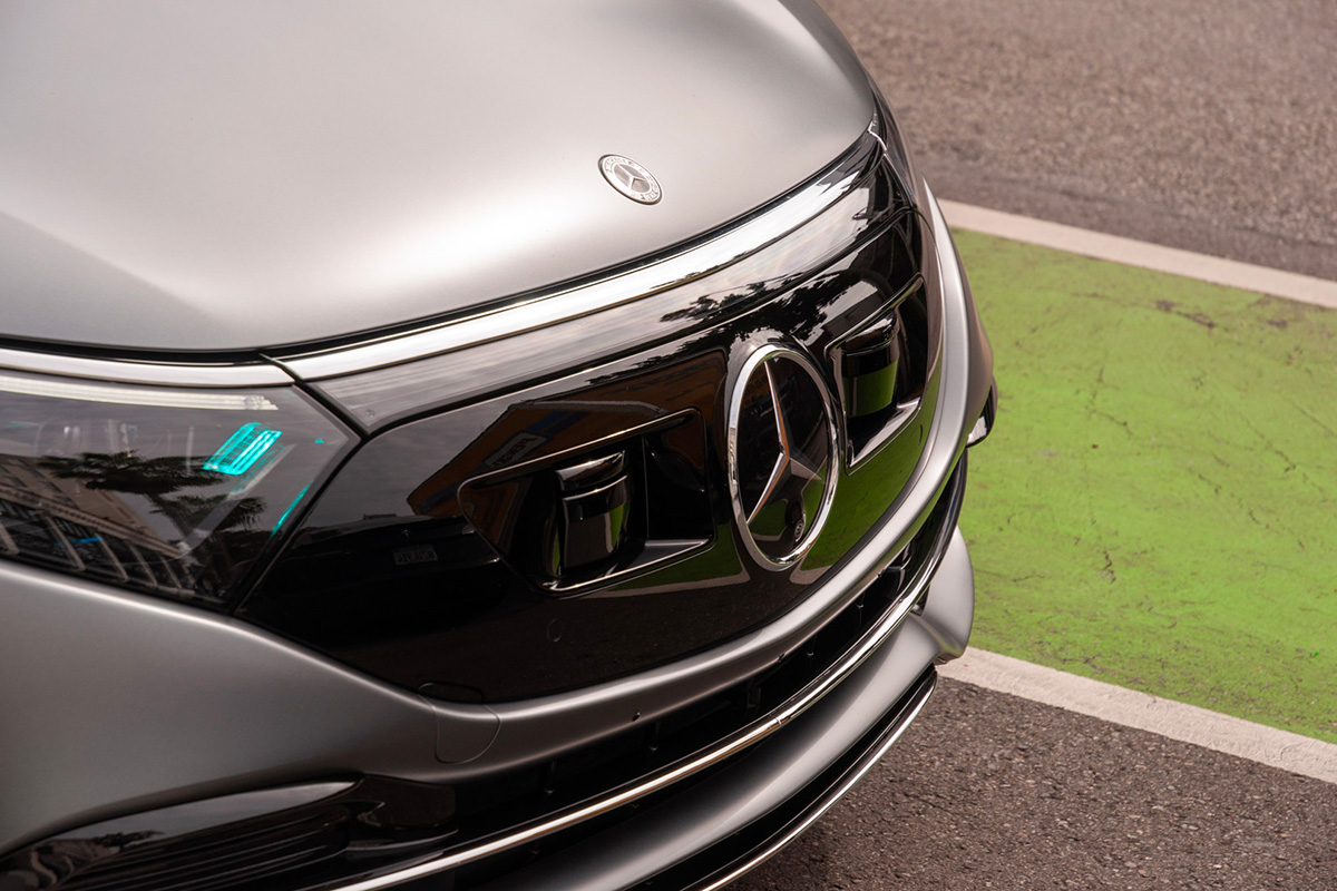 Mercedes Drive Pilot Turquoise Lights