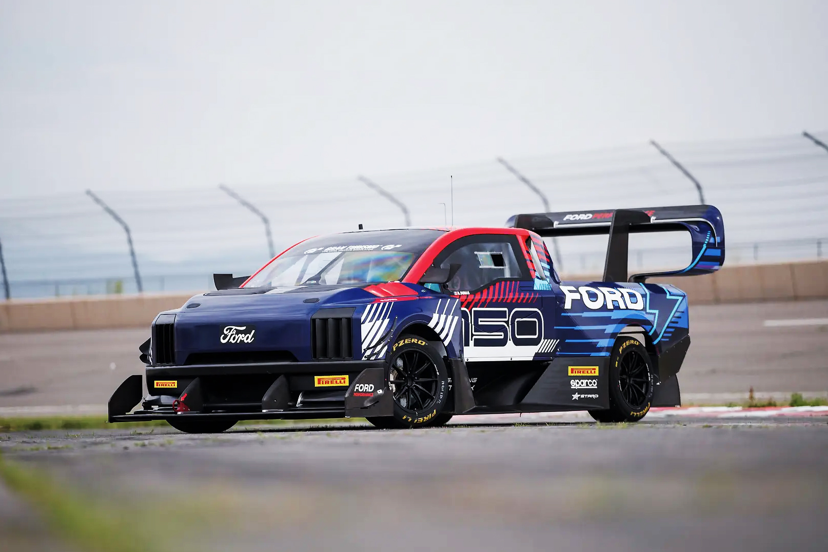 Ford-busje vernedert Porsche met fabelachtige Ring-rondetijd