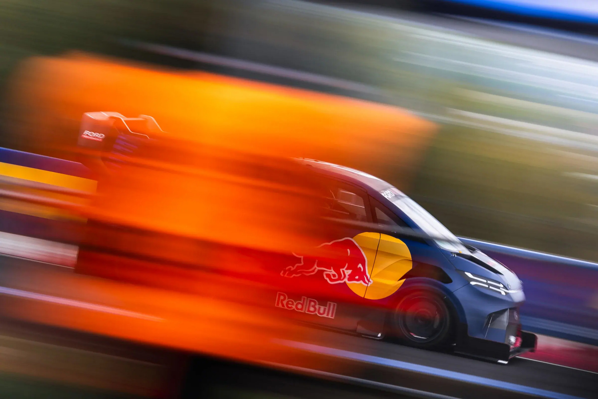 Ford-busje vernedert Porsche met fabelachtige Ring-rondetijd