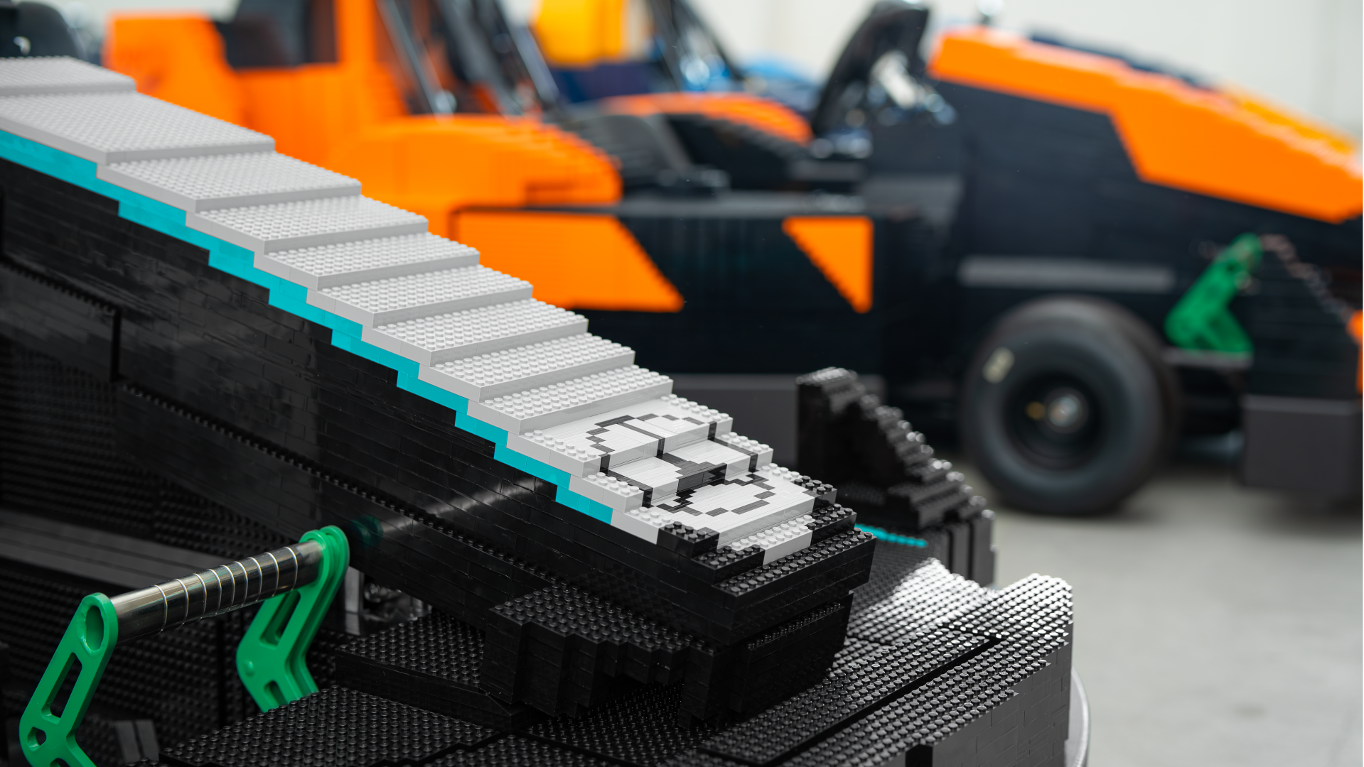 F1-rijders ruilen hun bolide voor een Lego-kart tijdens GP op Silverstone