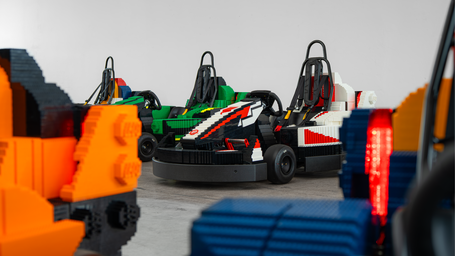 F1-rijders ruilen hun bolide voor een Lego-kart tijdens GP op Silverstone