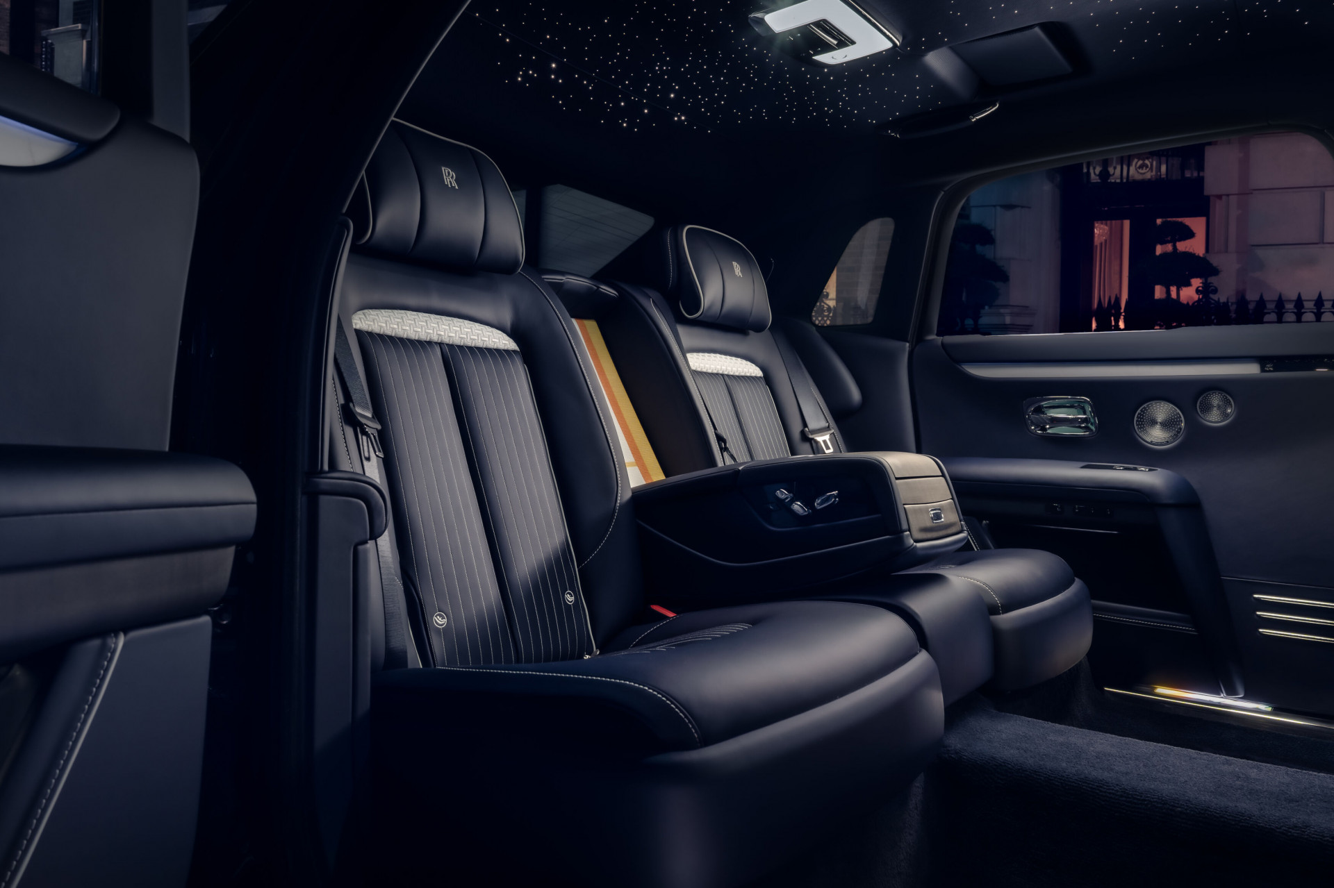 Officieel: Rolls-Royce Ghost Savile Row (FoS Goodwood 2026) - rijdend maatpak