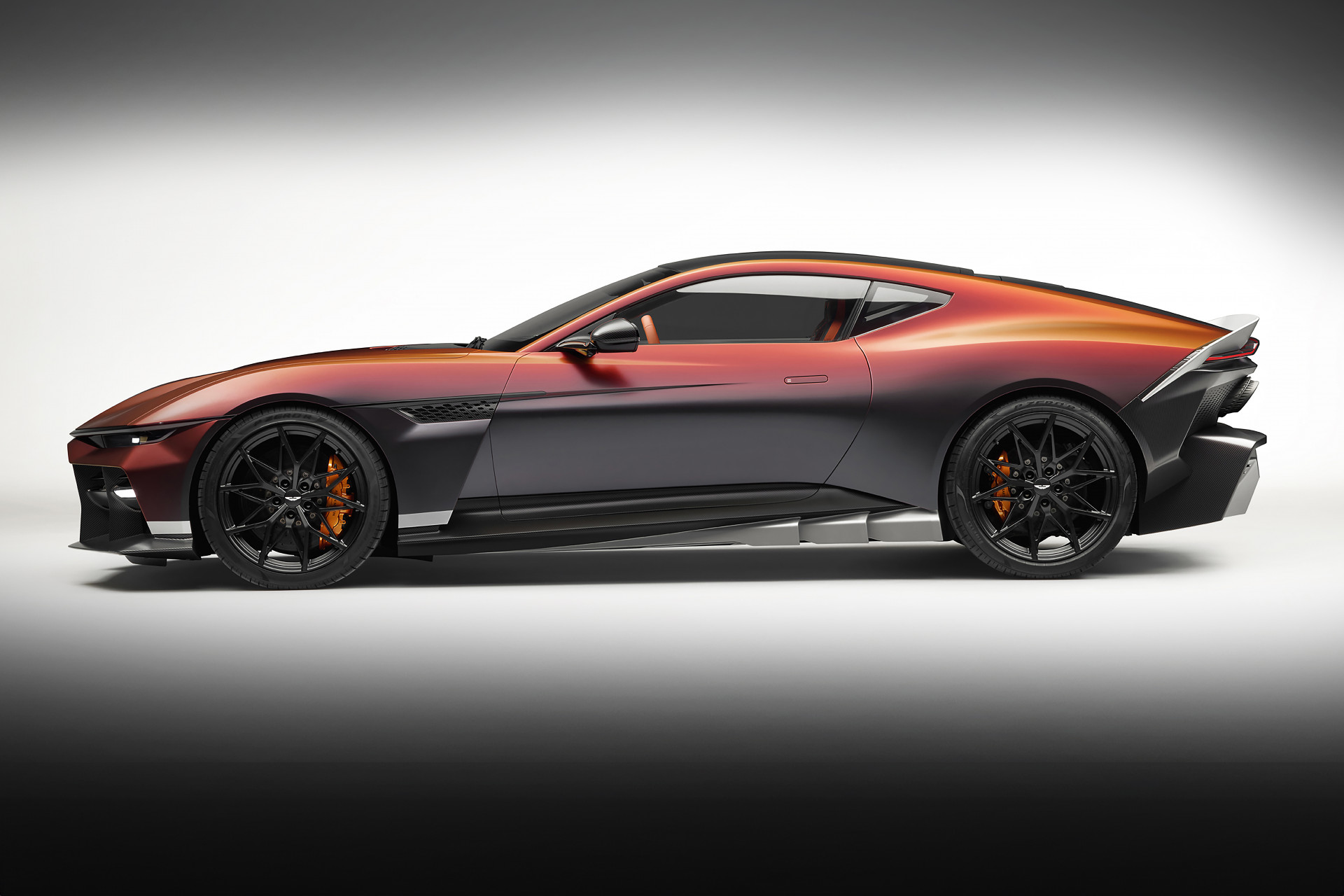 Officieel: Aston Martin Valen V12 by Q (2026) -  Monterey Car Week 