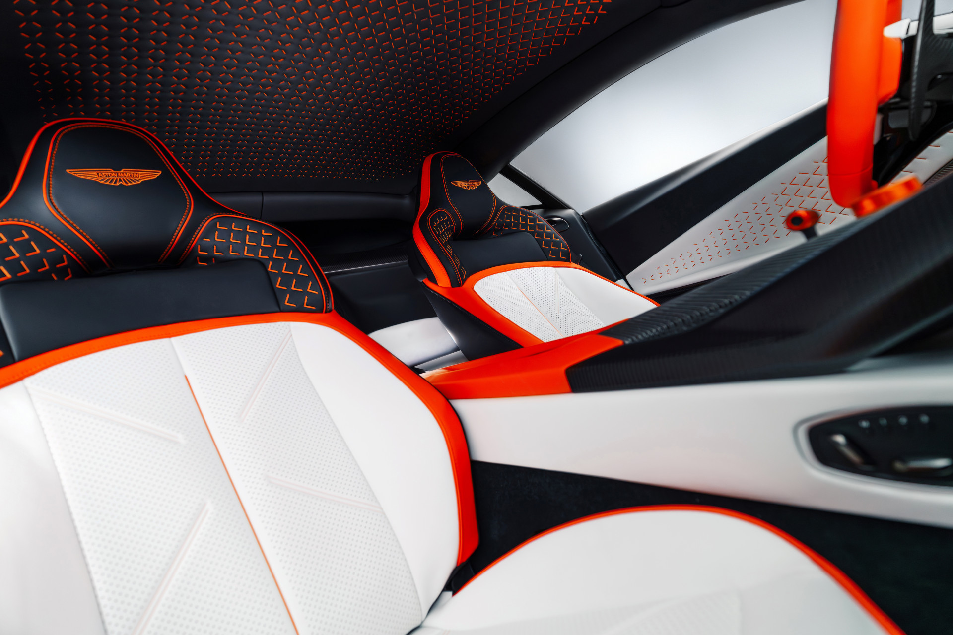 Officieel: Aston Martin Valen V12 by Q (2026) -  Monterey Car Week 