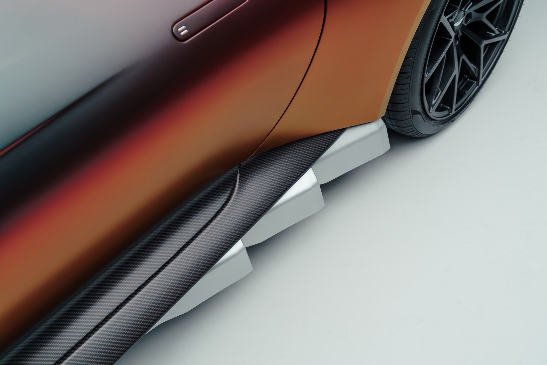 Officieel: Aston Martin Valen V12 by Q (2026) -  Monterey Car Week 