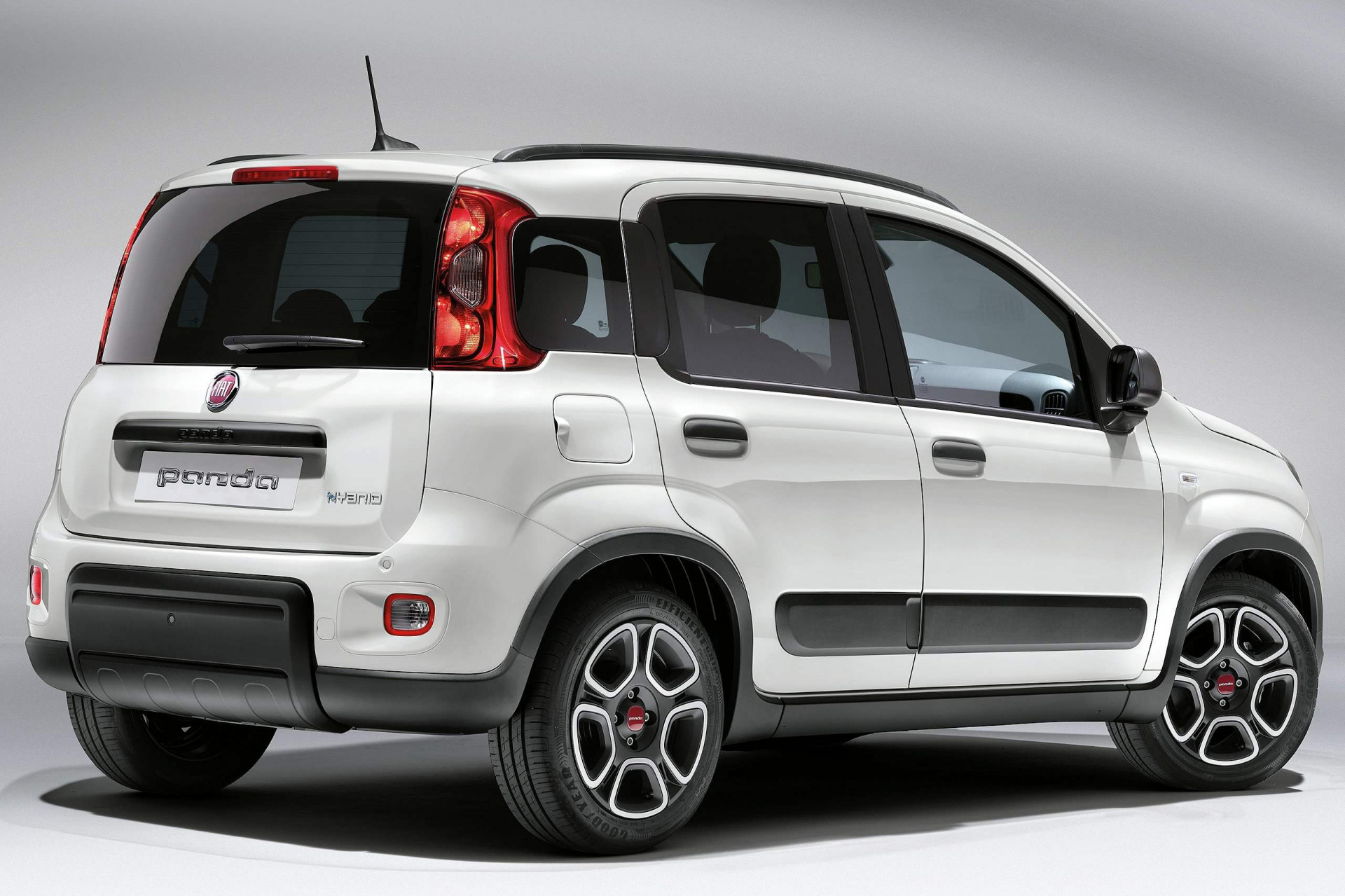 Oude Fiat Panda klopt nieuwe Grande Panda