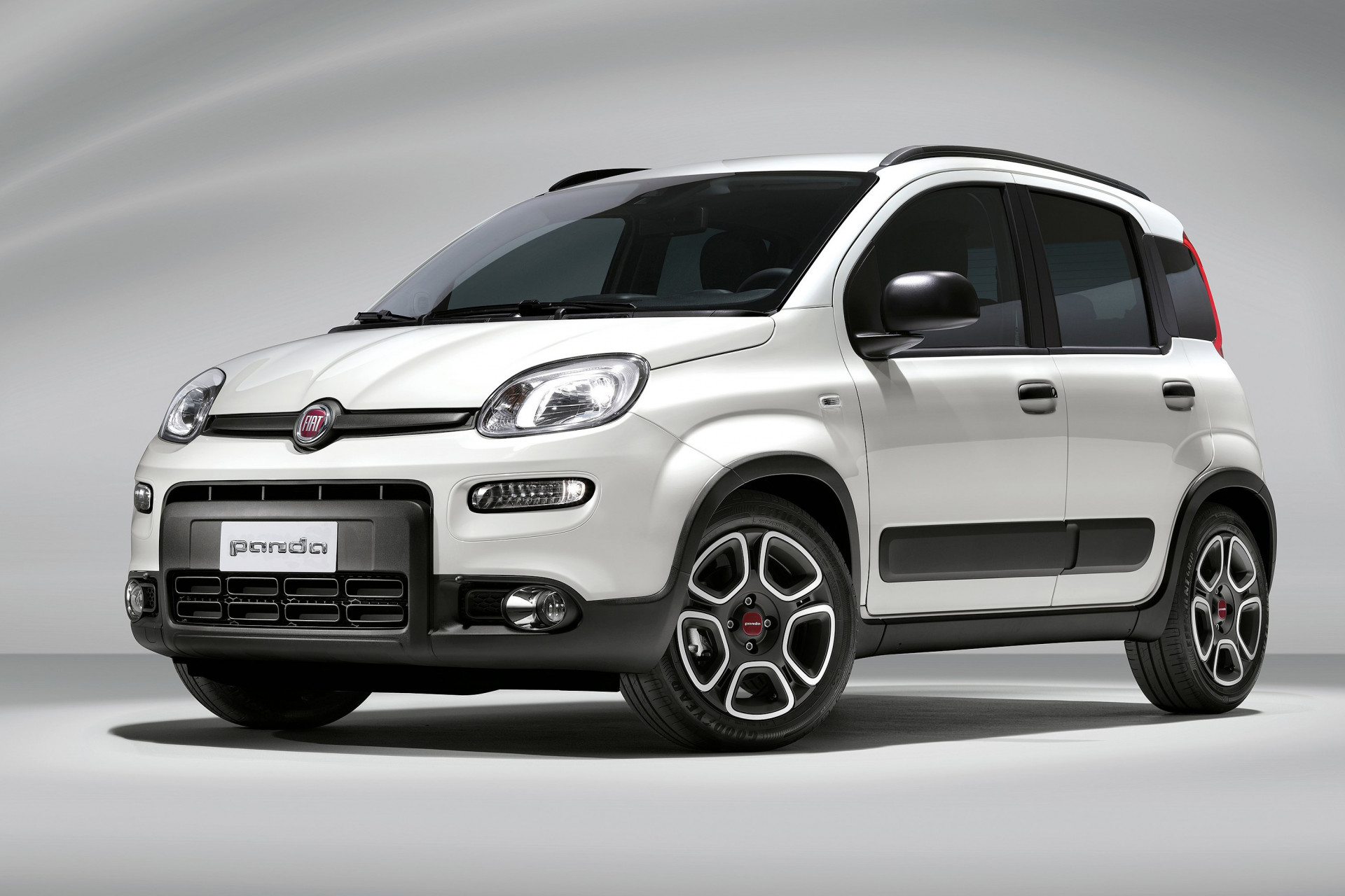 Oude Fiat Panda klopt nieuwe Grande Panda