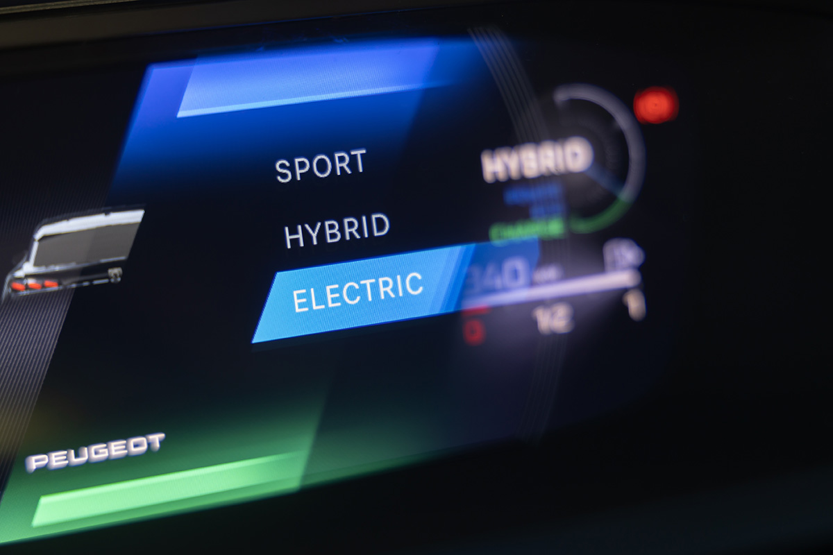 Review Peugeot 408 Hybrid