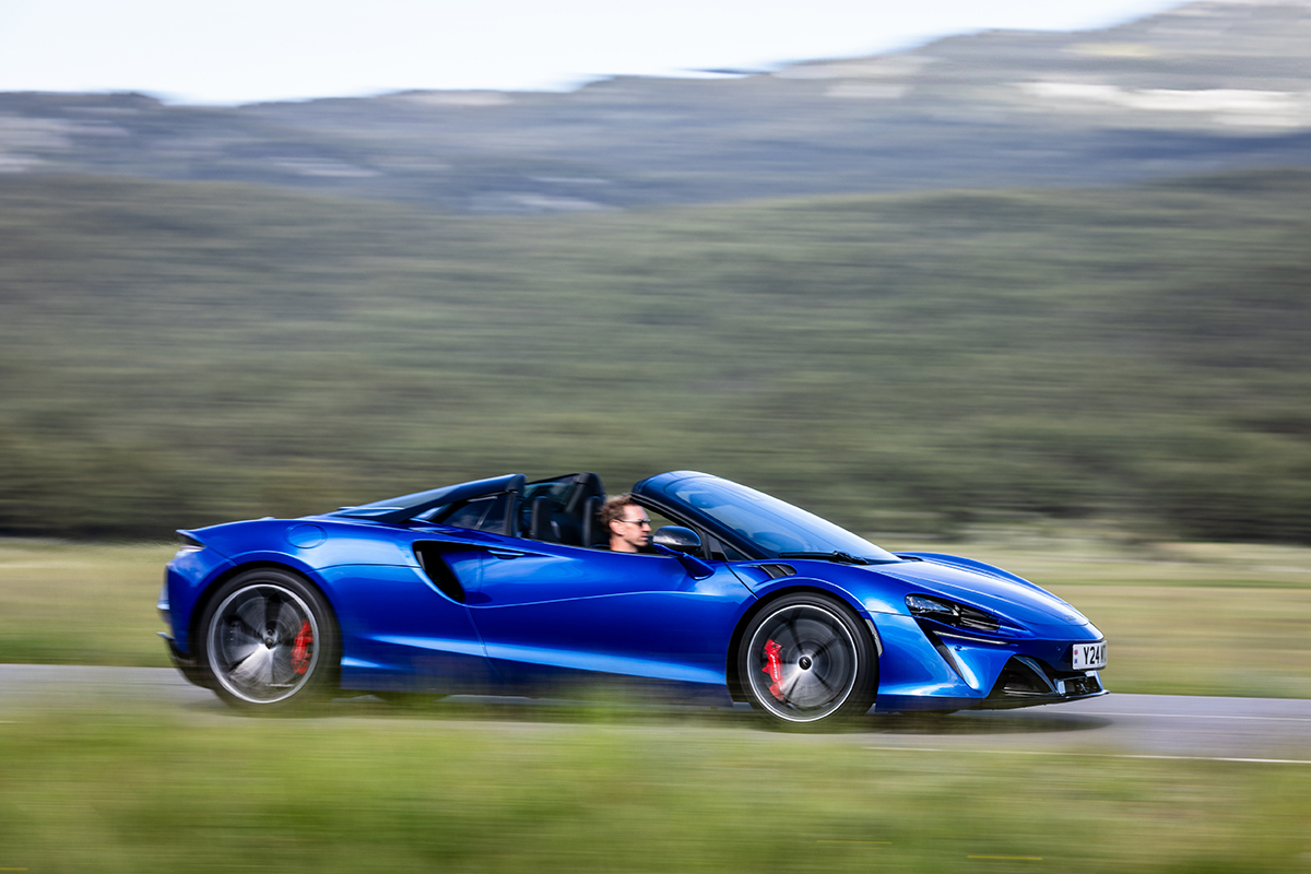 Review McLaren Artura Spider V6 PHEV (2024) 