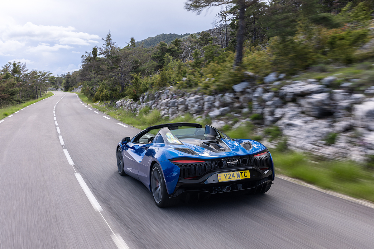 Review McLaren Artura Spider V6 PHEV (2024) 