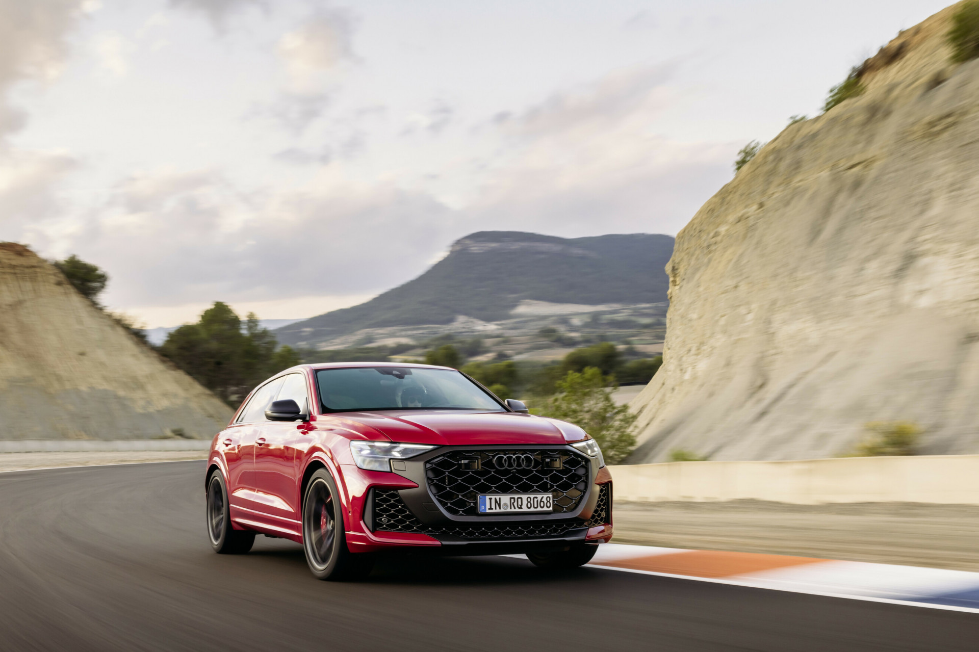 Review Audi RS Q8 Performance (2025)