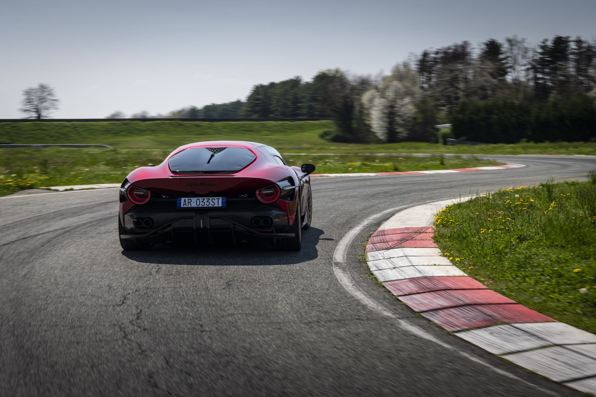 review Alfa Romeo 33 Stradale (2025)