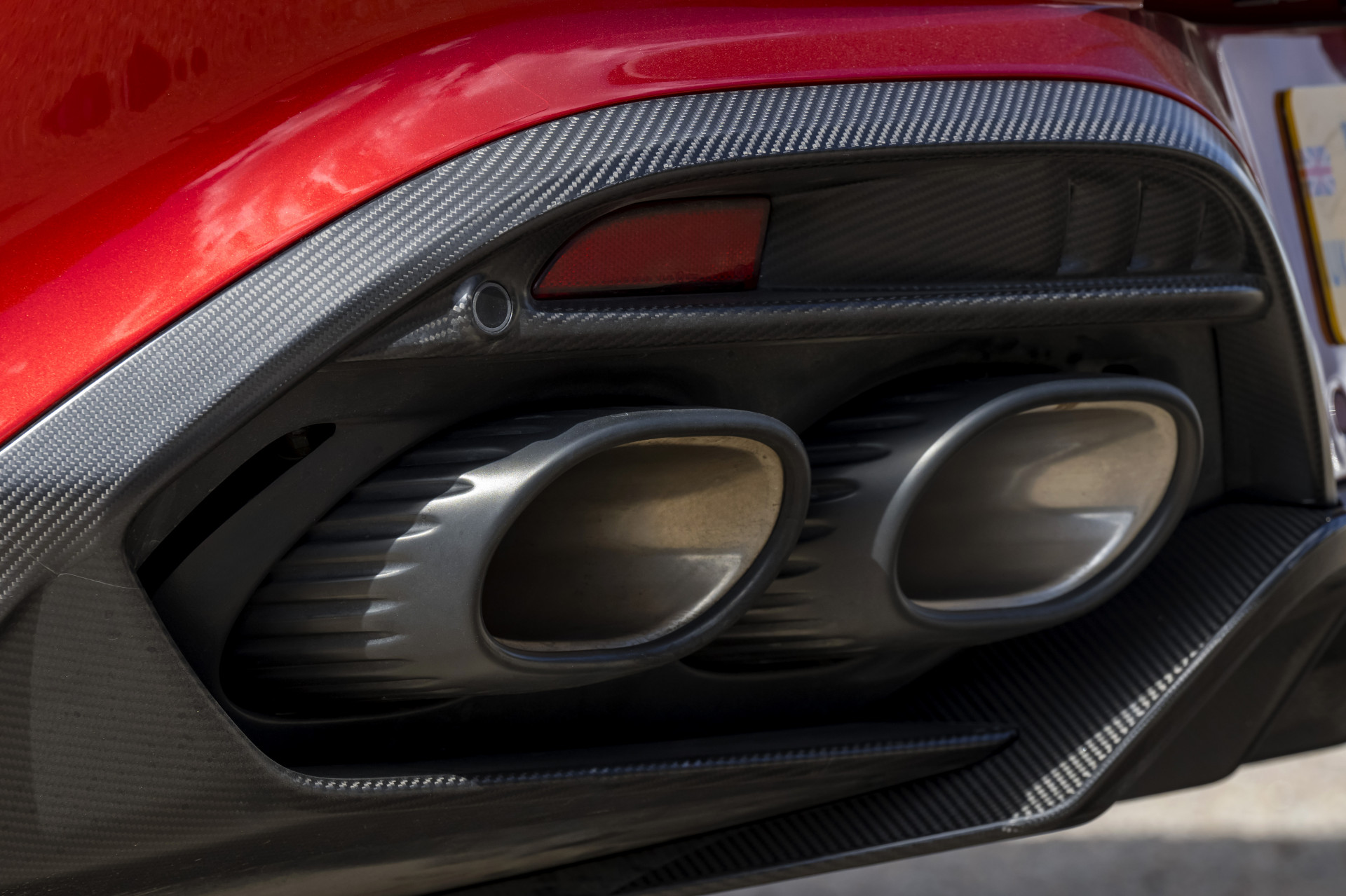 Review Aston Martin Vanquish V12