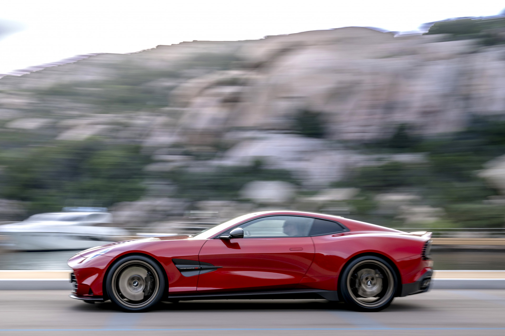 Review Aston Martin Vanquish V12