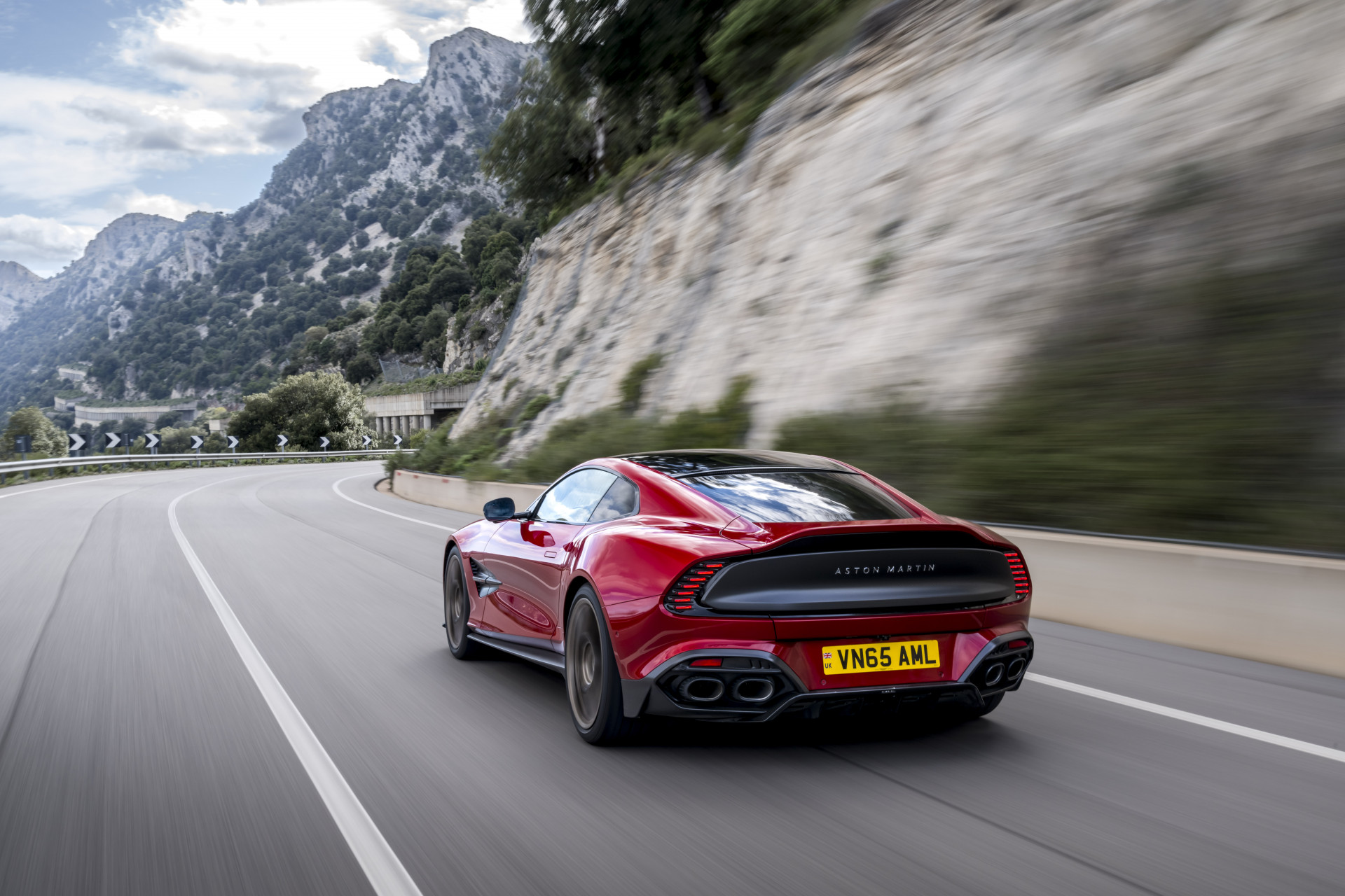 Review Aston Martin Vanquish V12