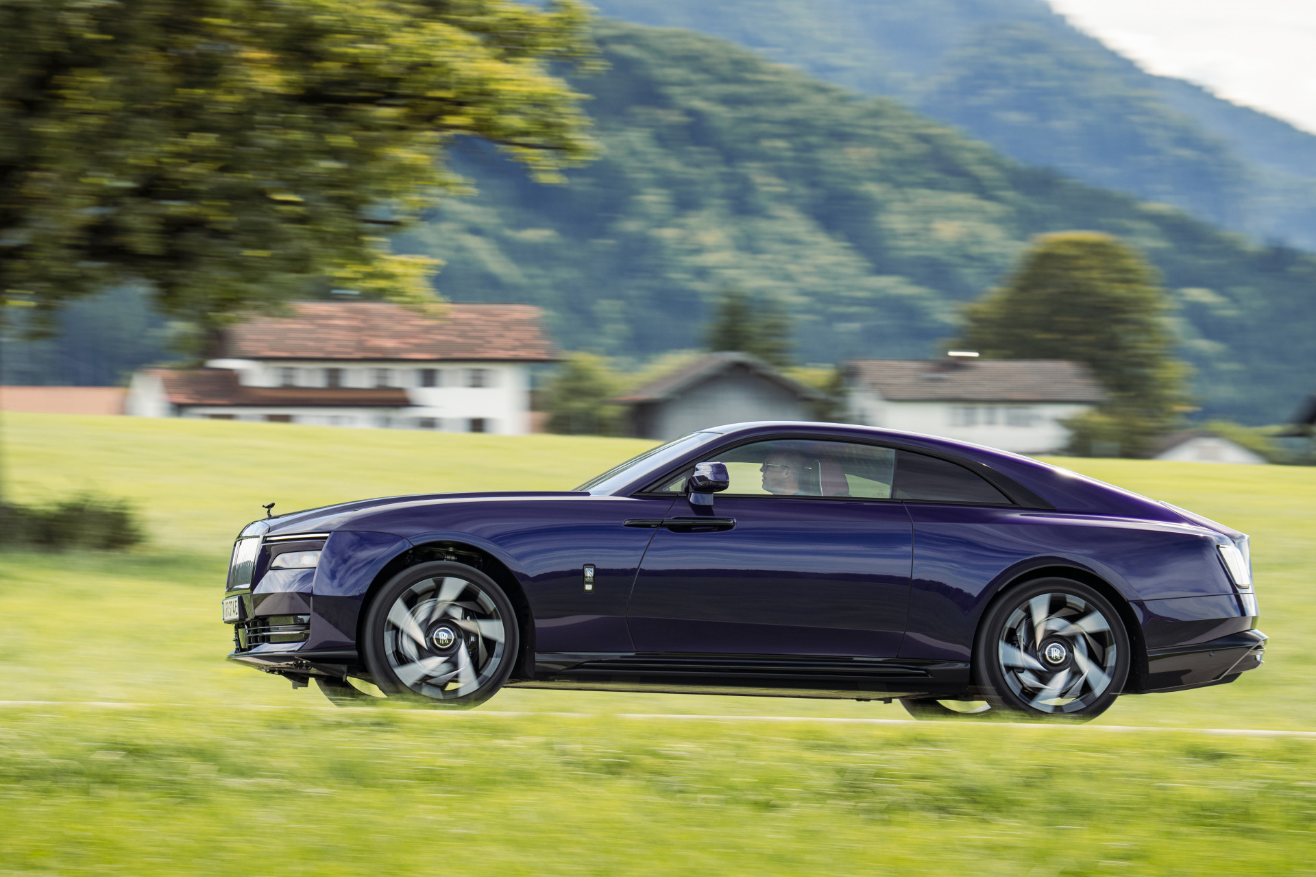 Review Rolls-Royce Black Badge Spectre (2025)