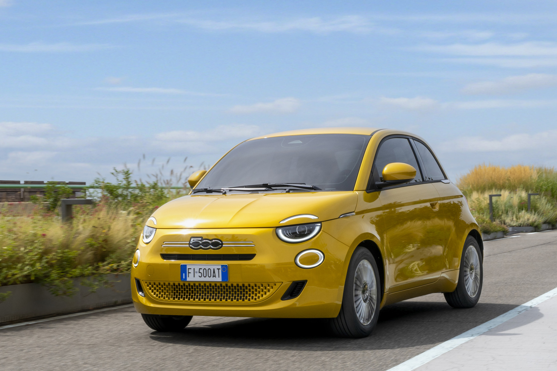Review Fiat 500 Hybrid 
