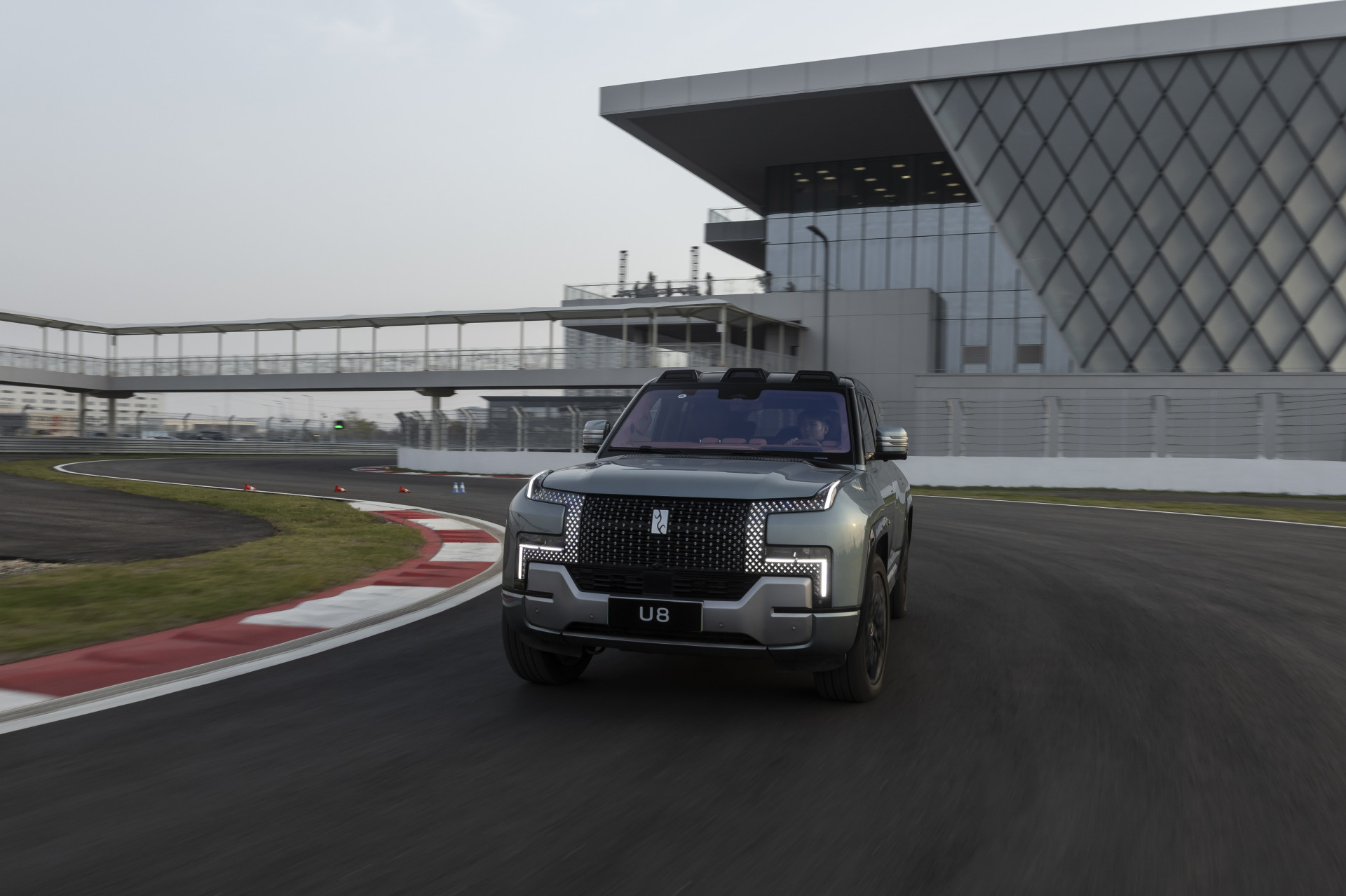 Test Yangwang U8 2026