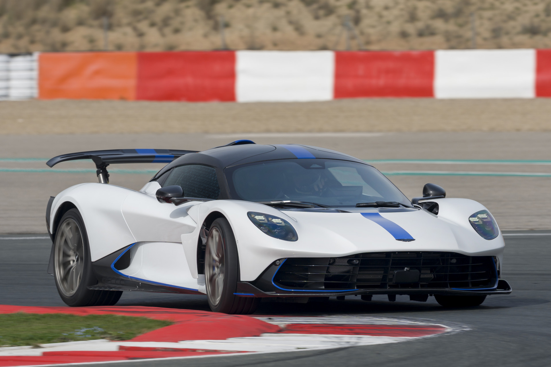 Review Aston Martin Valhalla (2026) - eerste test AutoGids