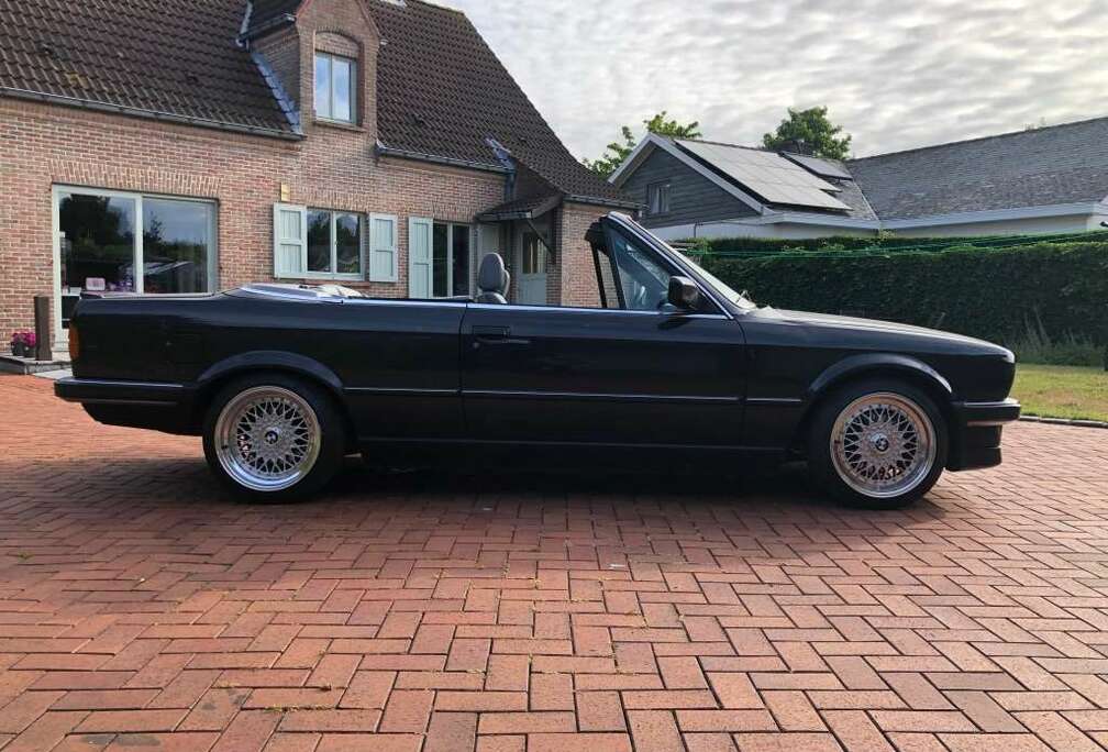 BMW E30 320i cabrio