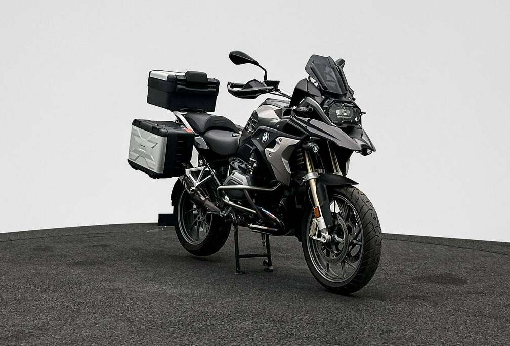 BMW ALL DOCUMENTS PRESENT // EXTRA BAGGAGE // DIGITAL DISPLAY // TITANIUM EXHAUST