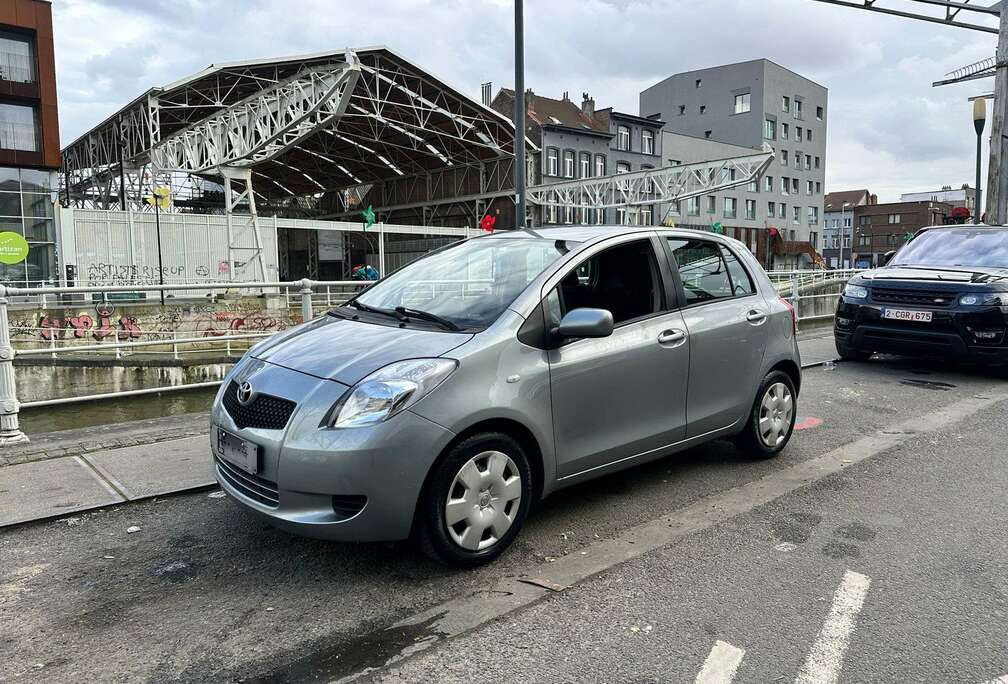 Toyota Yaris 1.3i VVT-i 16v  AUTOMATIQUE