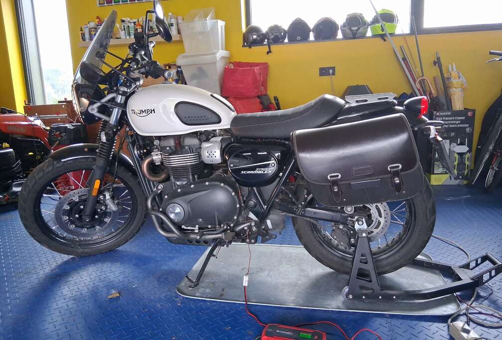 Triumph 900