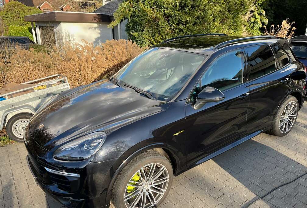 Porsche Cayenne 3.0i V6 PHEV S Platinum Edition Tiptronic S (306 kW)