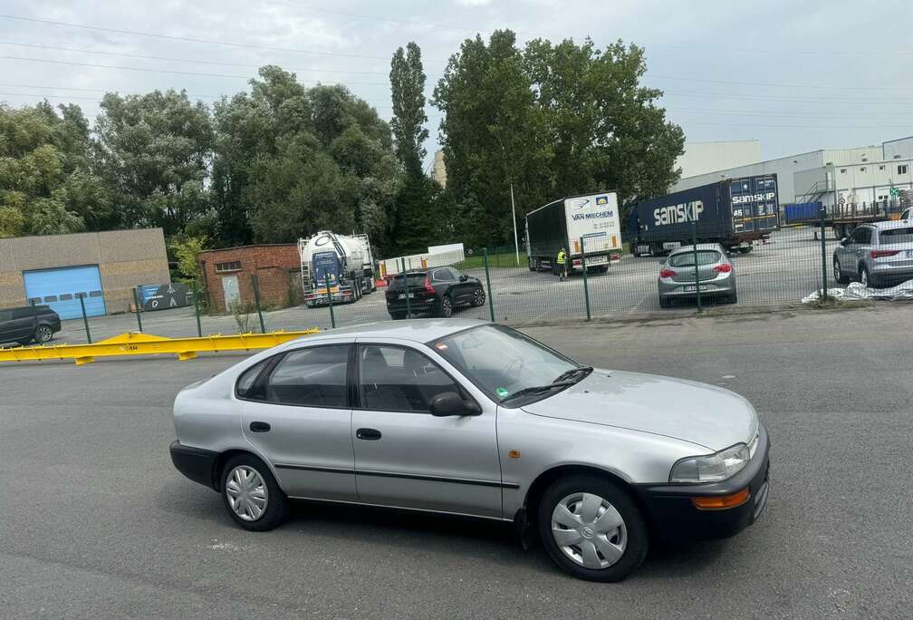 Toyota 1.3i 16v XLi E107 seulement 73000 km neuf