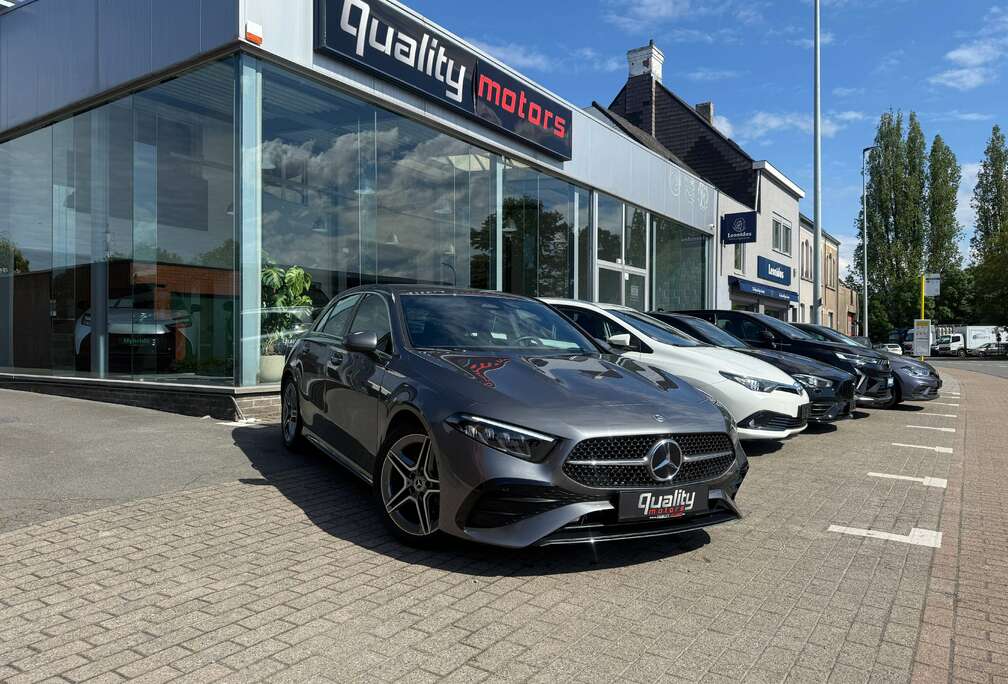 Mercedes-Benz A 180 AMG-PACK / SFEERVERLICHTING / KEY-LESS / CAMERA / CARPLAY /