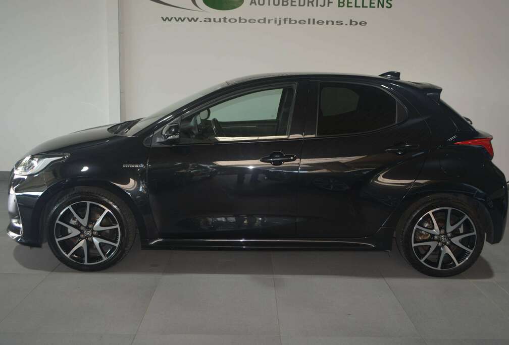 Toyota 1.5 L HYBRIDE / LEDER / NAVI + CAMERA / PANO / HEAD-UP DISPLAY
