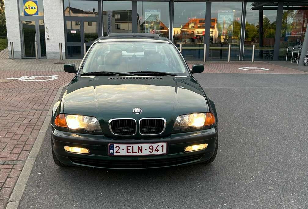 BMW 318i sedan