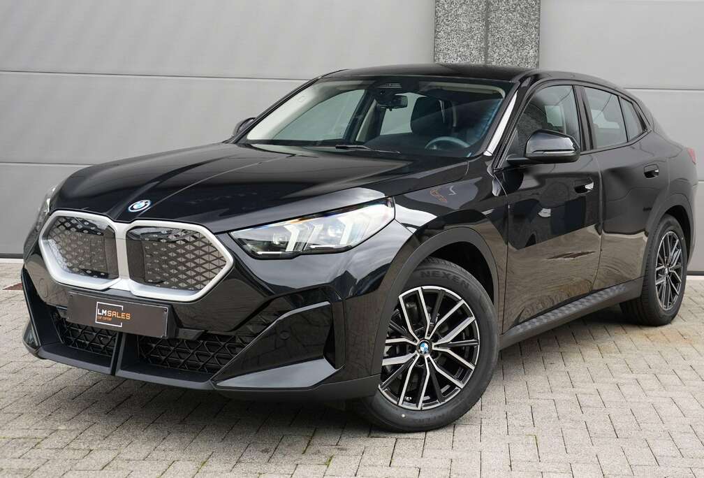 BMW iX2 eDrive20 * ELEKTRISCHE KOFFER / CAMERA / DRAADLOZE APPLE CAPRLAY & ANDROID AUTO / CRUISE / 18\