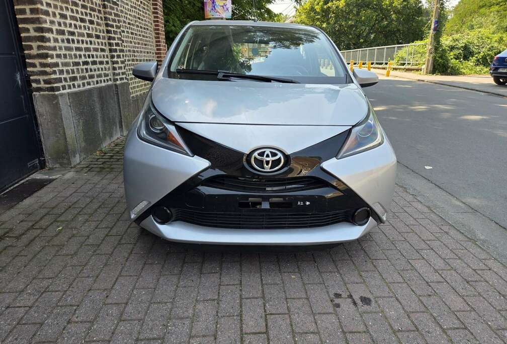 Toyota 1.0i VVT-i x-play and pack x-cite