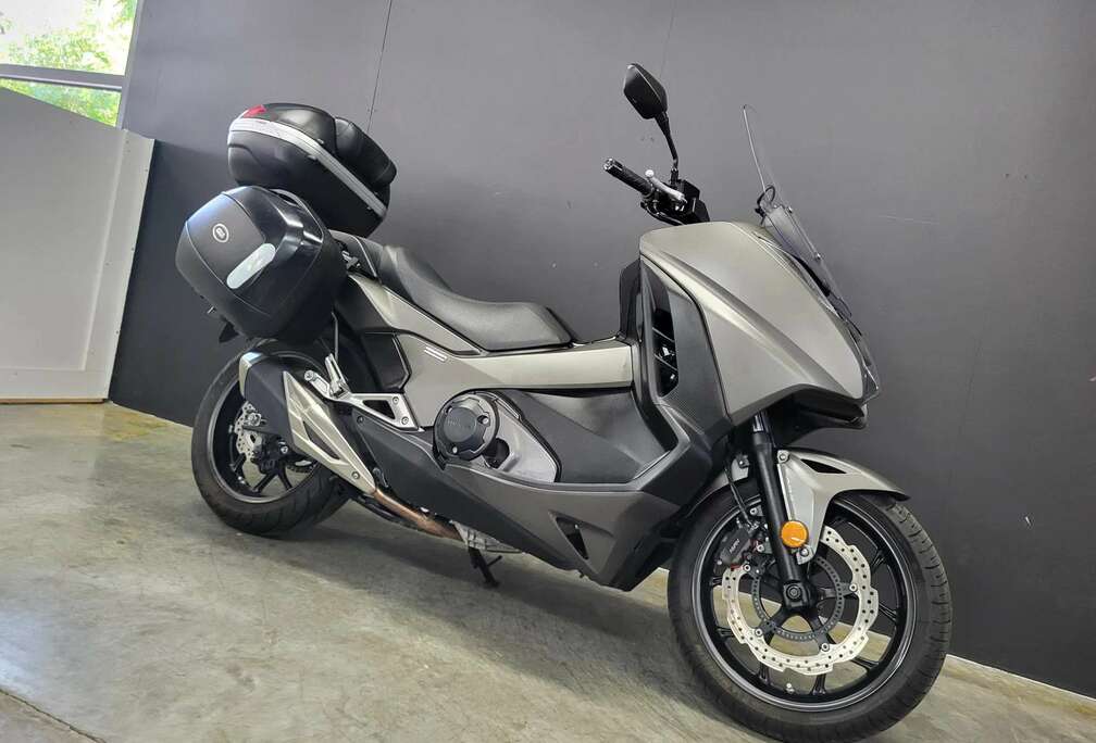 Honda 750 DCT tourscooter met koffers