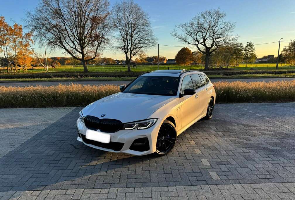 BMW 330e / M SPRT / TRKH / DR. ASS. PRO / HUD / PANO