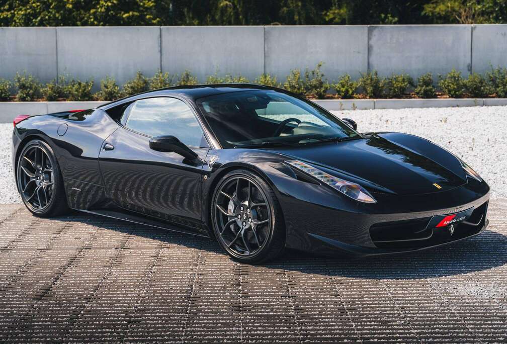 Ferrari Italia / Nero Daytona / Carbon Seats / 20\