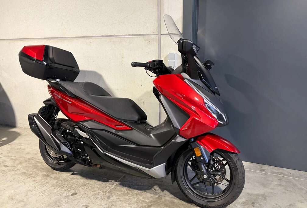 Honda luxescooter met keyless en topcase (BTW moto)