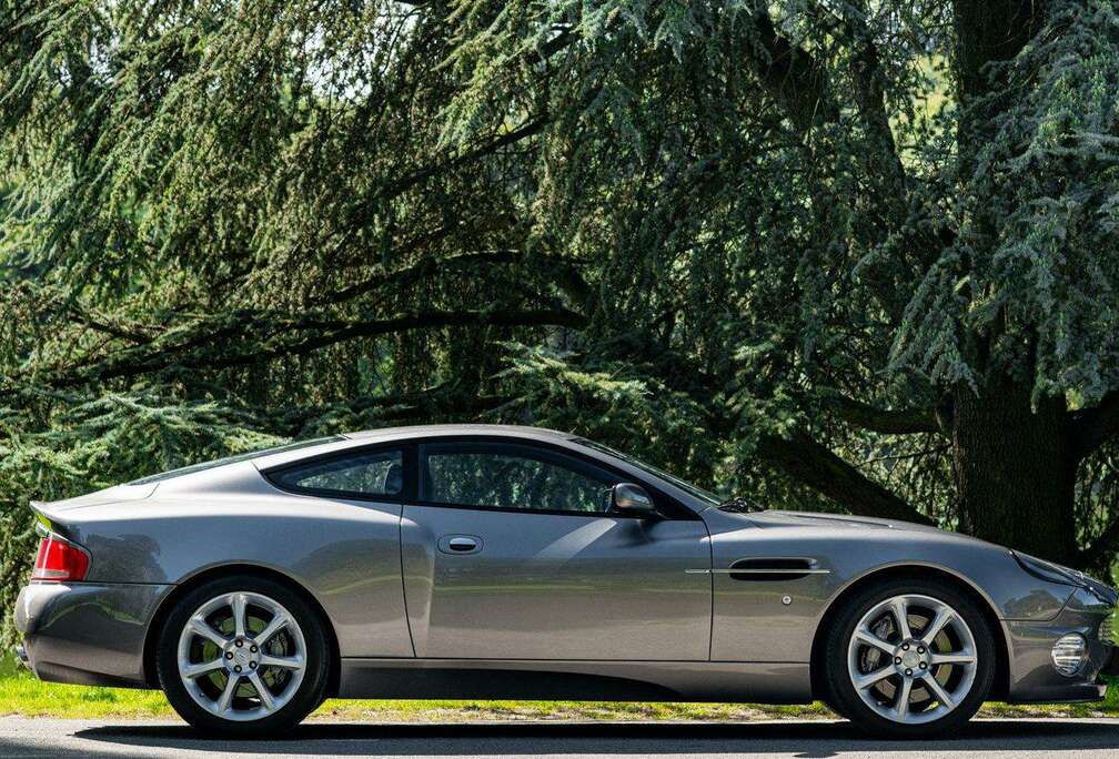 Aston Martin Vanquish V12