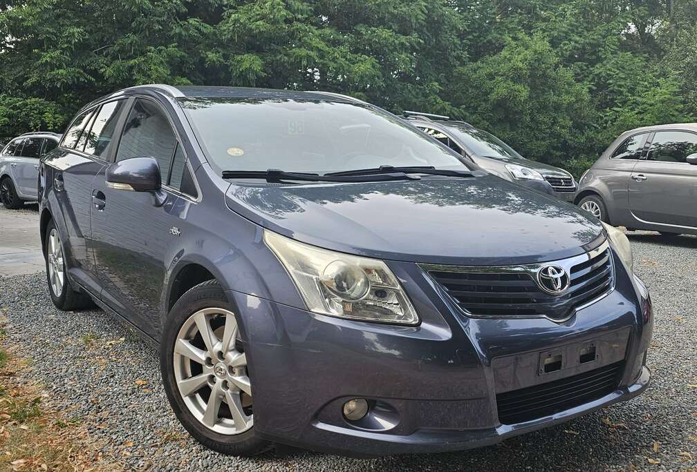 Toyota 2.2 D-4D * AUTOMAT. * P RADAR+AIRCO+BT+...* CAR PASS *
