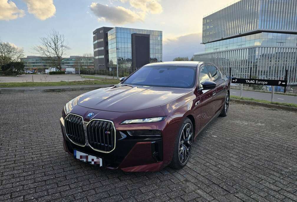 BMW M760e xDrive M Sport - Aventurine Red  Tva