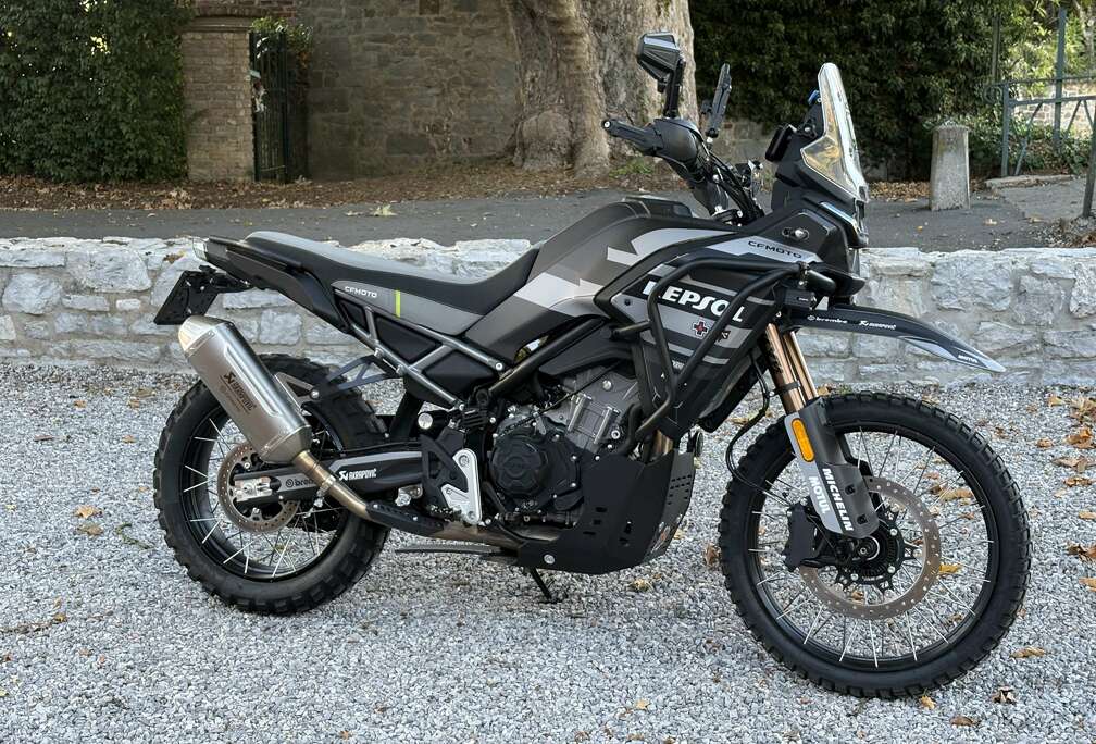 uipements :  * Échappement Akrapovič + échappement
