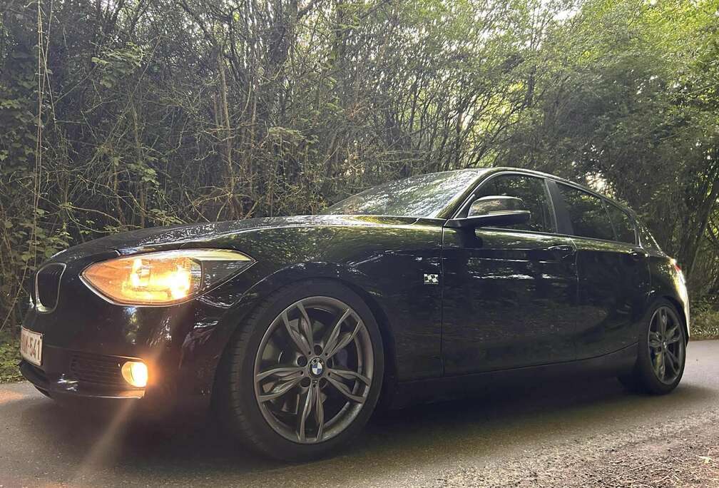 BMW 114i Checkered Flag