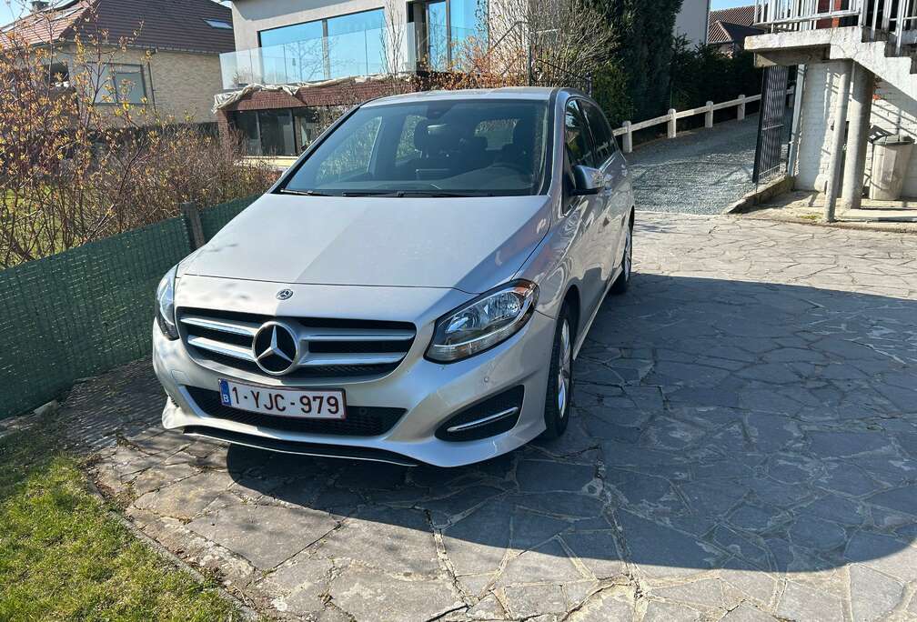 Mercedes-Benz B 180