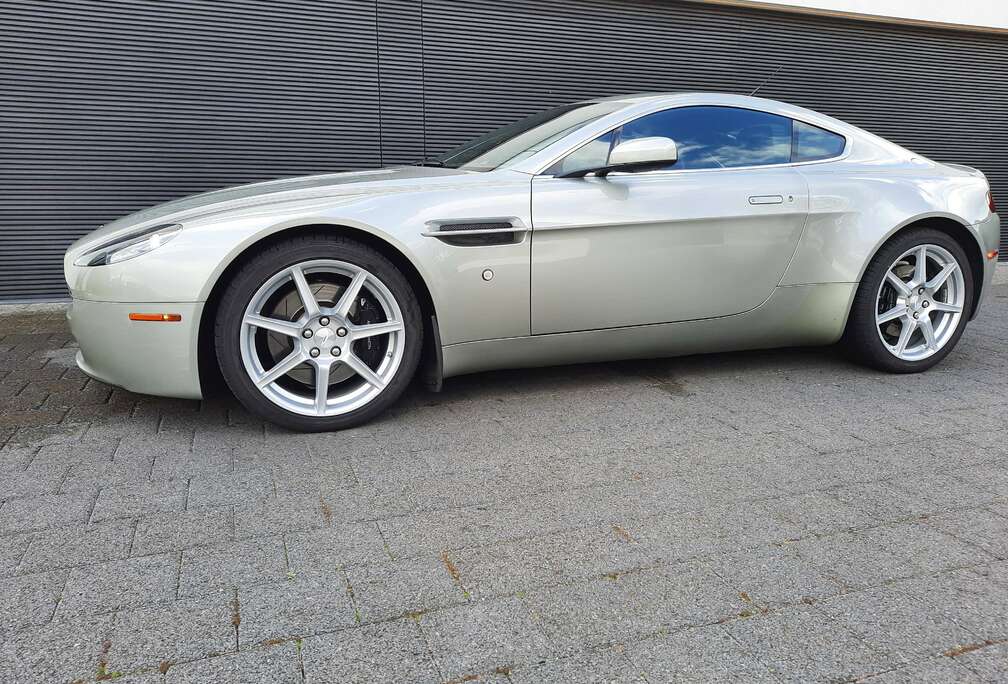 Aston Martin 4.3 i  V8  handgeschakeld, eerste eigenaar