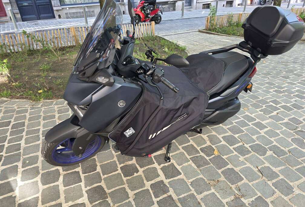 Yamaha XMAX 300 – 2024 – 5.400 km – tout équipé